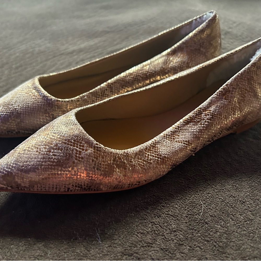Elegant Metalic Gold UGG Collection Women's Flats size 7 *RARE* & Unique